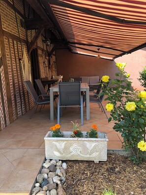 Outdoor dining - Gite à l'ombre des acacias (TORPES)