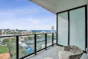 A balcony with a view of a cityscape and the sea. - Miami Beach Luxury Stay Balcony Sea Views & Pool (Miami Beach)