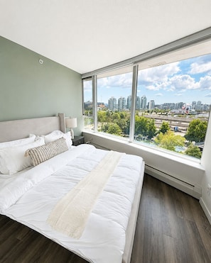 2 bedrooms, desk, iron/ironing board, WiFi (free) - Panoramic floor-to-ceiling windows with water views (Vancouver)