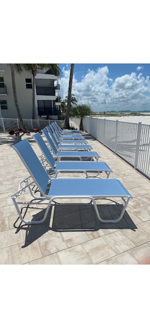 Terrace/patio - Newly remodeled Beachfront 2BR-2Bath Condo / Pool & Gulf Views (Fort Myers Beach)