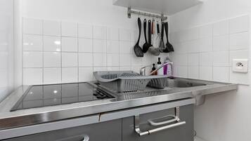 Coffee/tea maker, fridge, microwave, oven