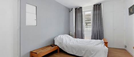 WiFi, bed sheets