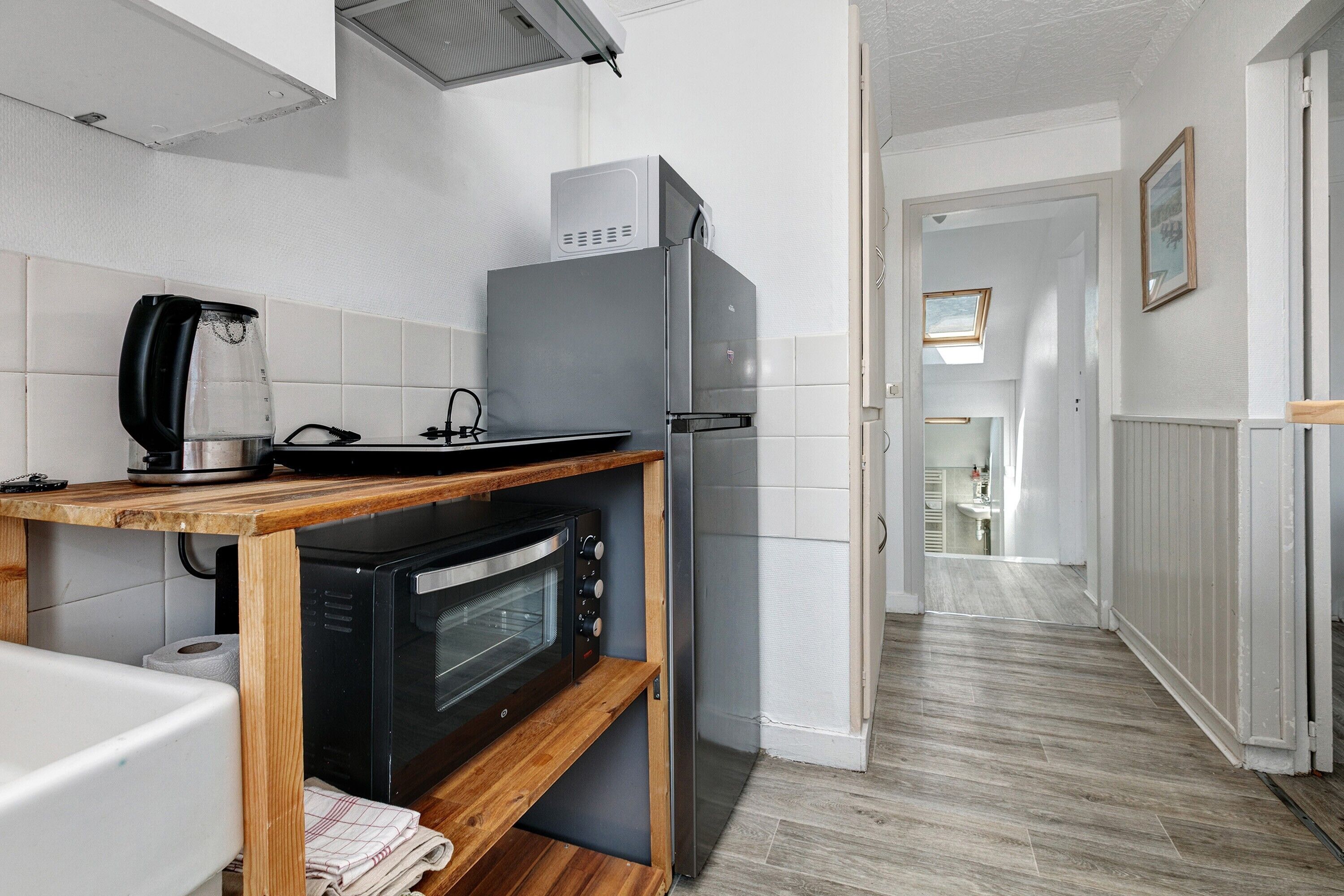Coffee/tea maker, fridge, microwave, oven