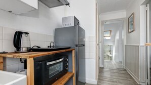 Coffee/tea maker, fridge, microwave, oven - Hoedic – Apartment for 6 Guests with Wi-Fi (Le Croisic)