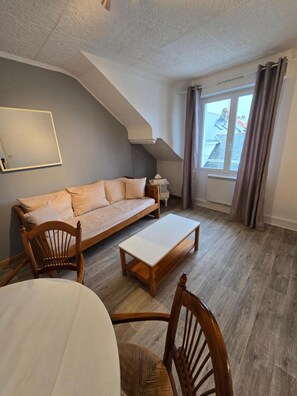 Living area - Hoedic – Apartment for 6 Guests with Wi-Fi (Le Croisic)