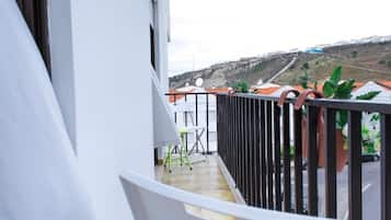 Dormitorio compartido económico, balcón, vistas a la ciudad | Jardines del alojamiento