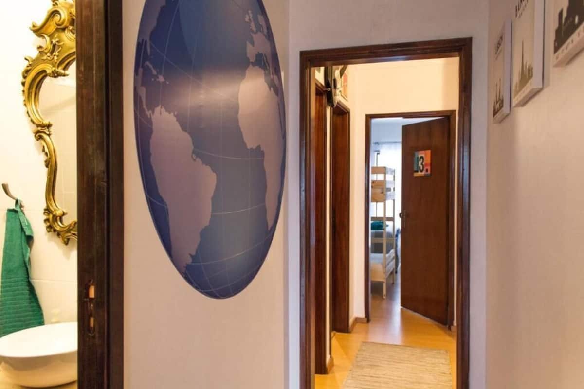 Cortinas blackout, tabla de planchar con plancha y wifi gratis 