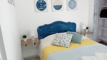 Habitación doble estándar, balcón, vista a la playa | Cortinas blackout, tabla de planchar con plancha y wifi gratis