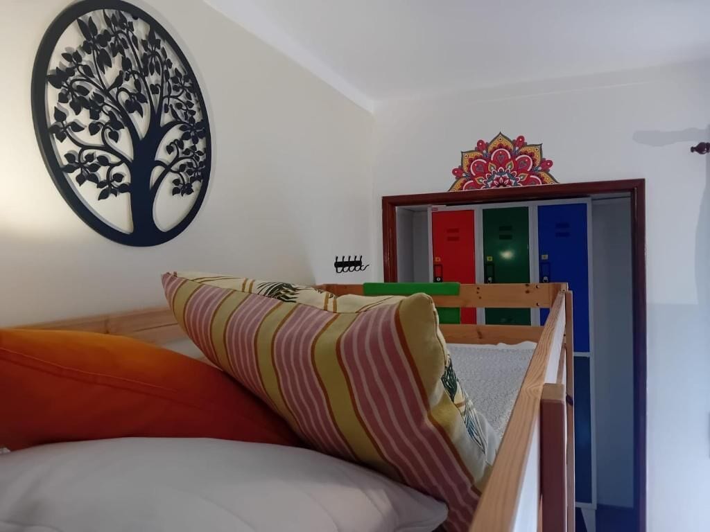 Dormitorio compartido económico, balcón, vistas a la ciudad | Cortinas opacas, tabla de planchar con plancha, wifi gratis