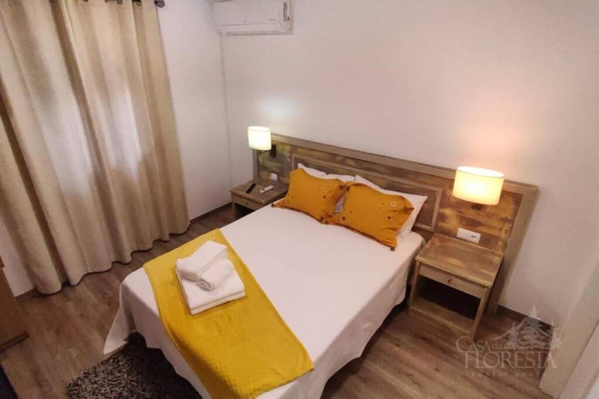 Escritorio, espacio para trabajar con laptop y cortinas blackout