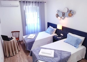 Desk, laptop workspace, blackout curtains, free WiFi - Casa da Floresta (COVILHÃ)
