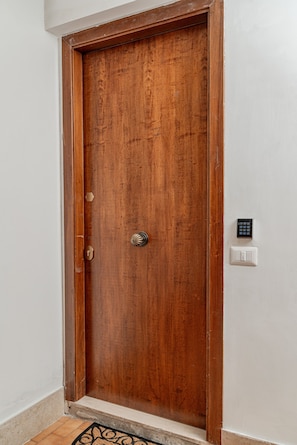 Uma porta de madeira com um olho de chave e um toque.