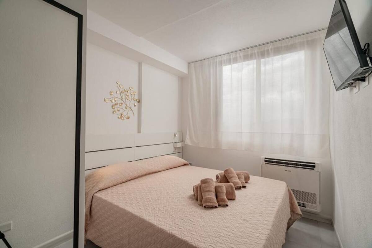 Cortinas blackout, tabla de planchar con plancha y wifi gratis 