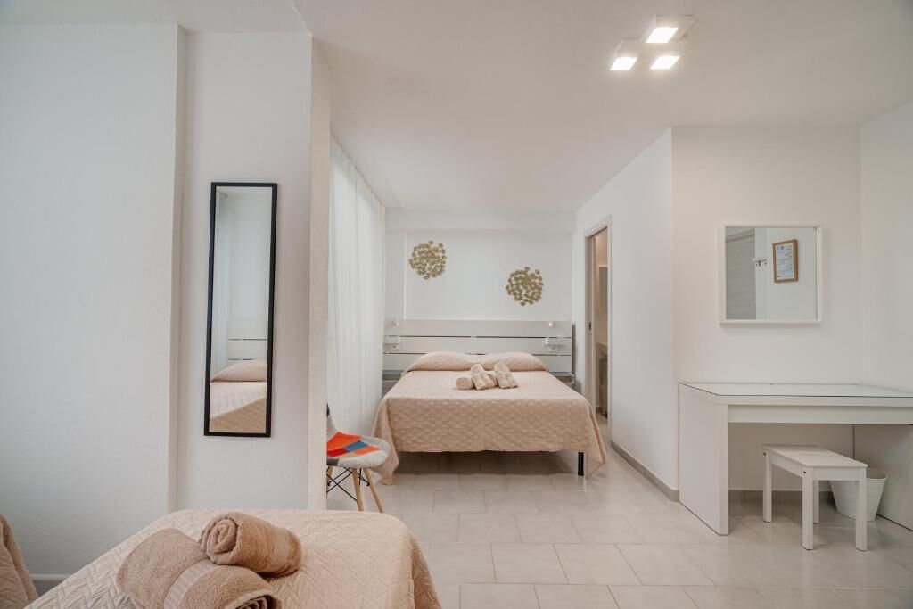 Cortinas opacas, tabla de planchar con plancha, wifi gratis