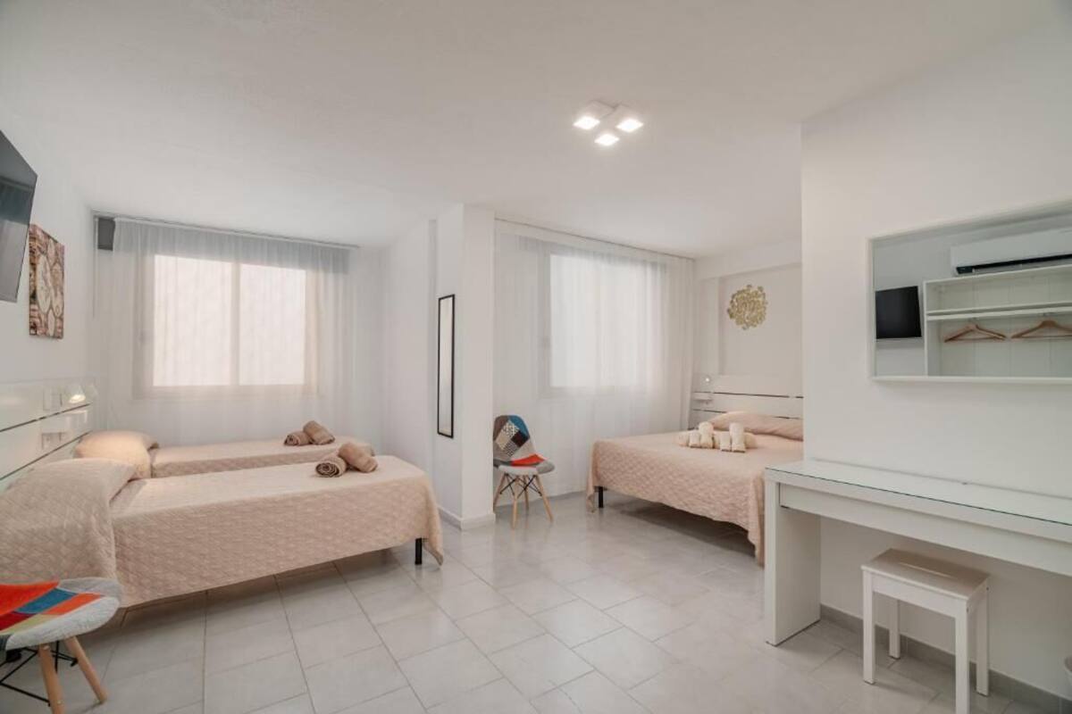 Cortinas blackout, tabla de planchar con plancha y wifi gratis 