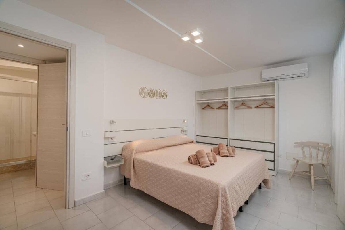 Cortinas blackout, tabla de planchar con plancha y wifi gratis 