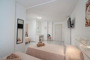 Comfort Quadruple Room | Blackout curtains, iron/ironing board (on request), free WiFi - Domo De Centro (Olbia)