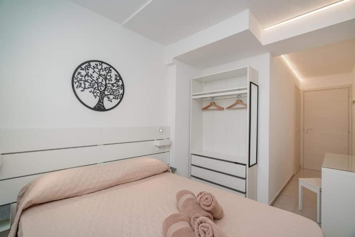 Cortinas blackout, tabla de planchar con plancha y wifi gratis 