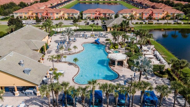 Ein Resort mit großem Schwimmbad, mehreren Gebäuden und einem See.