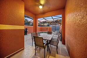Ein Konferenzraum mit Glasdecke, einem Tisch und Stühlen sowie einem Deckenventilator.