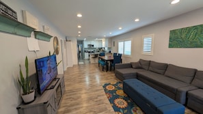 Living area - Charming 3-bedroom house centrally located in Los Angeles with AC (Los Angeles)