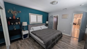 Room - Charming 3-bedroom house centrally located in Los Angeles with AC (Los Angeles)