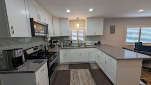 Private kitchen - Charming 3-bedroom house centrally located in Los Angeles with AC (Los Angeles)