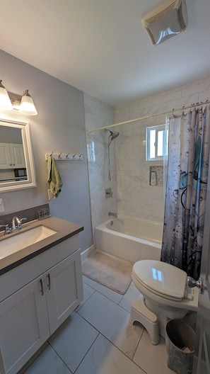 Bathroom - Charming 3-bedroom house centrally located in Los Angeles with AC (Los Angeles)