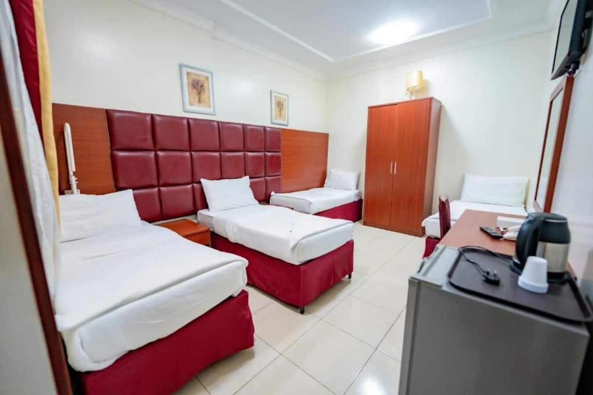 Chambre Quadruple, vue ville | Wi-Fi gratuit