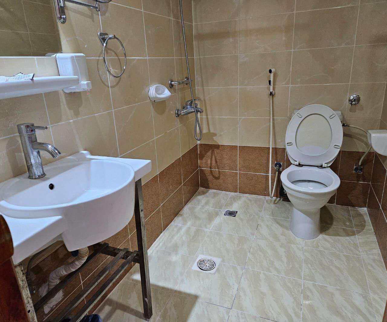 Duschwanne, kostenlose Toilettenartikel, Handtücher, Seife