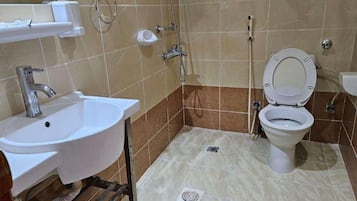 Duschwanne, kostenlose Toilettenartikel, Handtücher, Seife