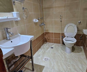 Combined shower/bathtub, free toiletries, towels, soap - Al Ahbab Al kobra Hotel (Makkah)