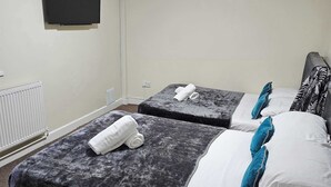 Blackout curtains, free WiFi - Tudors eSuites - Budget Apartments (Birmingham)