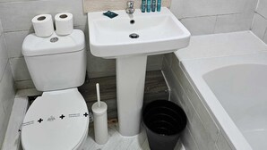 Bathroom - Tudors eSuites - Budget Apartments (Birmingham)