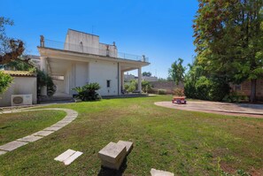 A building with a flat roof, a covered walkway, and a grassy courtyard. - Ca` Mele by BarbarHouse (Lecce)