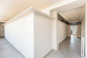A spacious, modern interior with a high ceiling and a minimalist design. - Casa Sibiana by BarbarHouse (Gallipoli)
