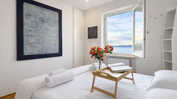 2 bedrooms, desk, WiFi, bed sheets