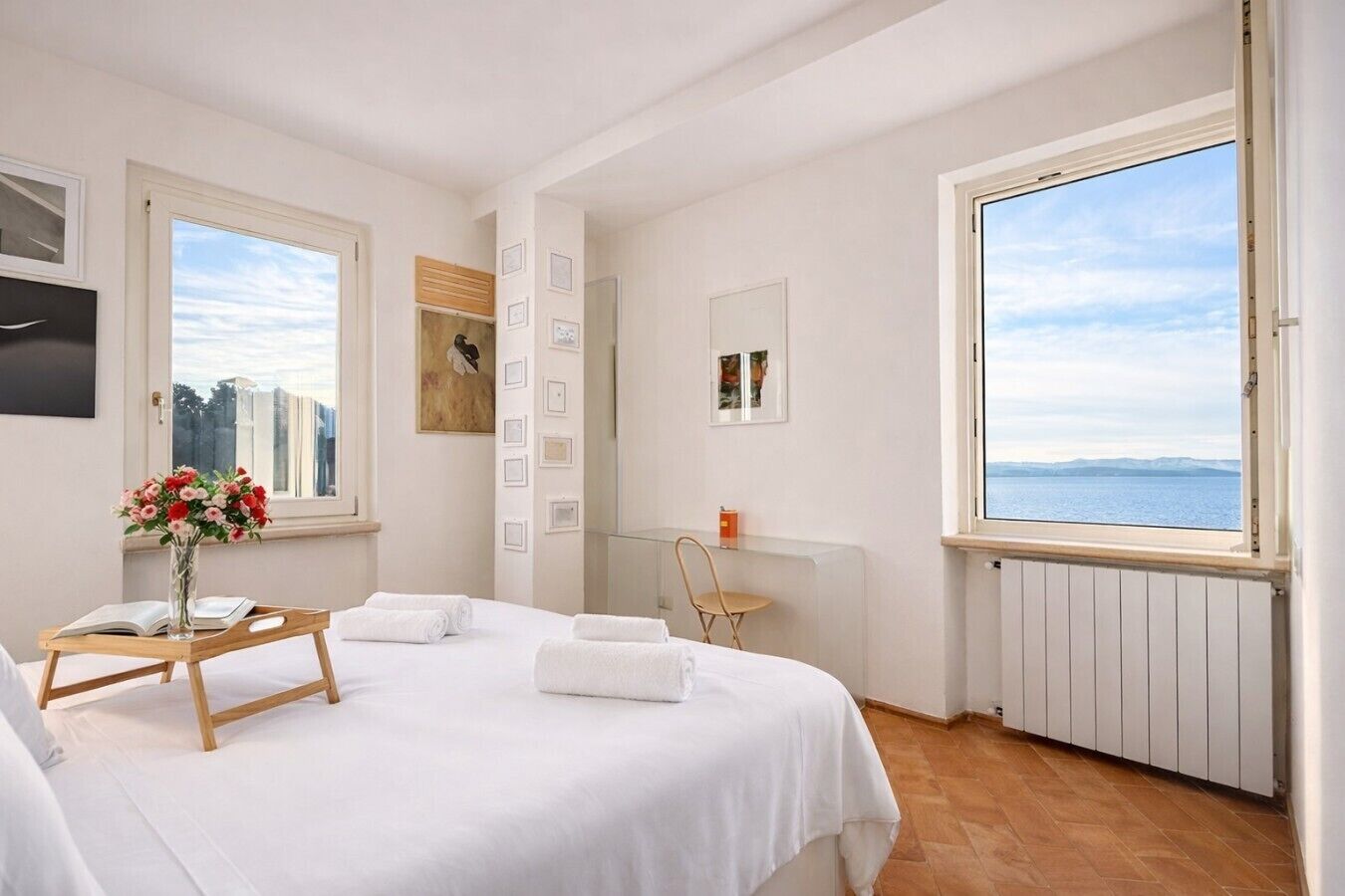 2 bedrooms, desk, WiFi, bed sheets