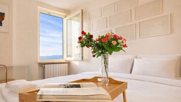 2 bedrooms, desk, WiFi, bed sheets
