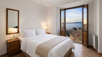2 bedrooms, desk, WiFi, bed sheets