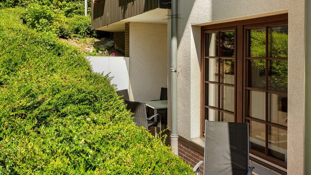 A residential building with a balcony, a window, and a garden area. - Apartment 'Harzidyll' with Wi-Fi (Bad Sachsa)