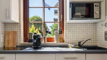 Wasserkocher mit Kaffee-/Teezubehör, Kühlschrank, Mikrowelle, Herdplatte