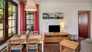 TV, lettore DVD, tavolo da ping pong, impianto stereo