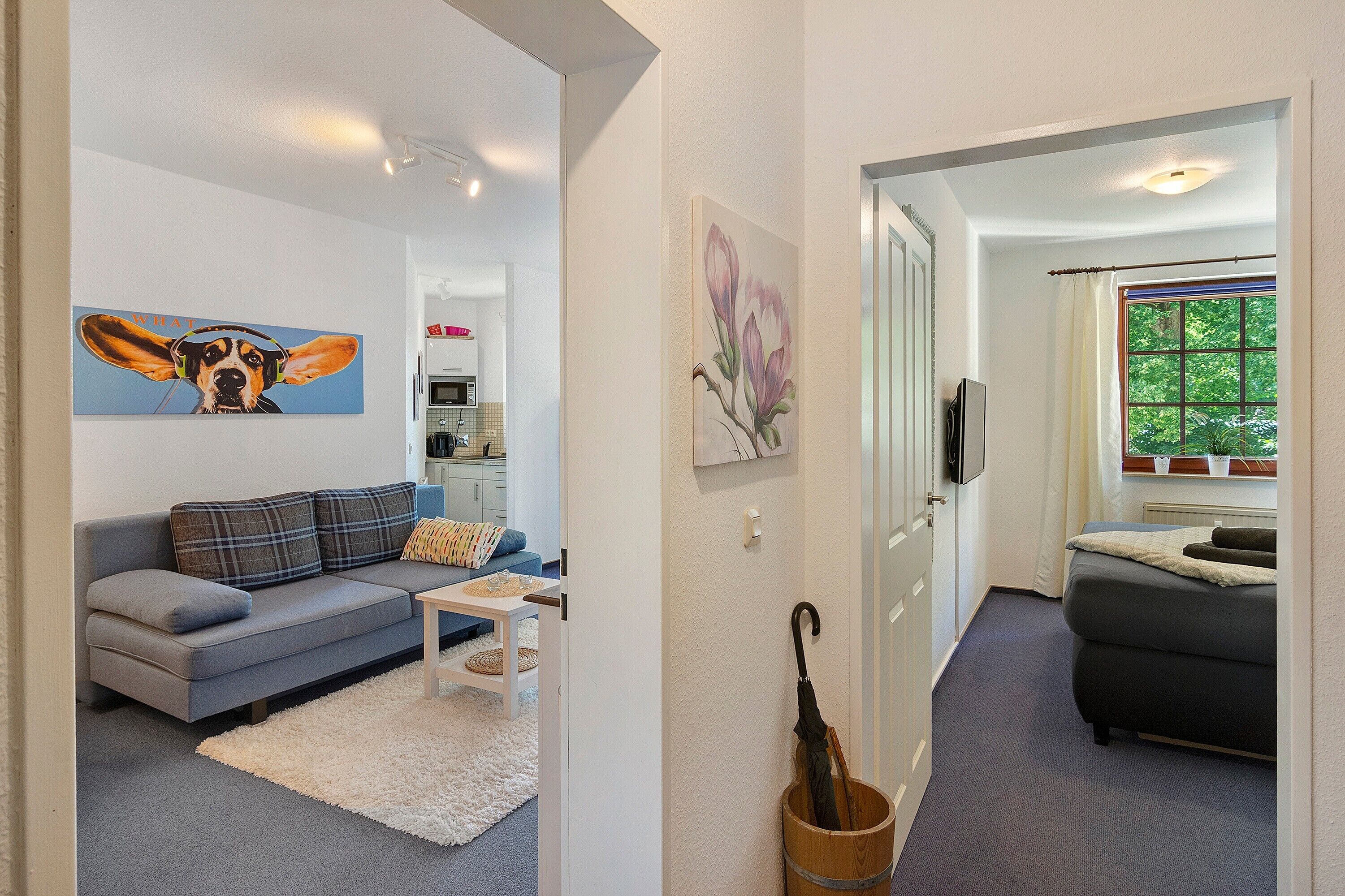 Ein Wohnzimmer mit einer Couch, einem Couchtisch und Kunstwerken an der Wand.