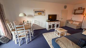 Fernseher, DVD-Player, Tischtennisplatte, Stereoanlage