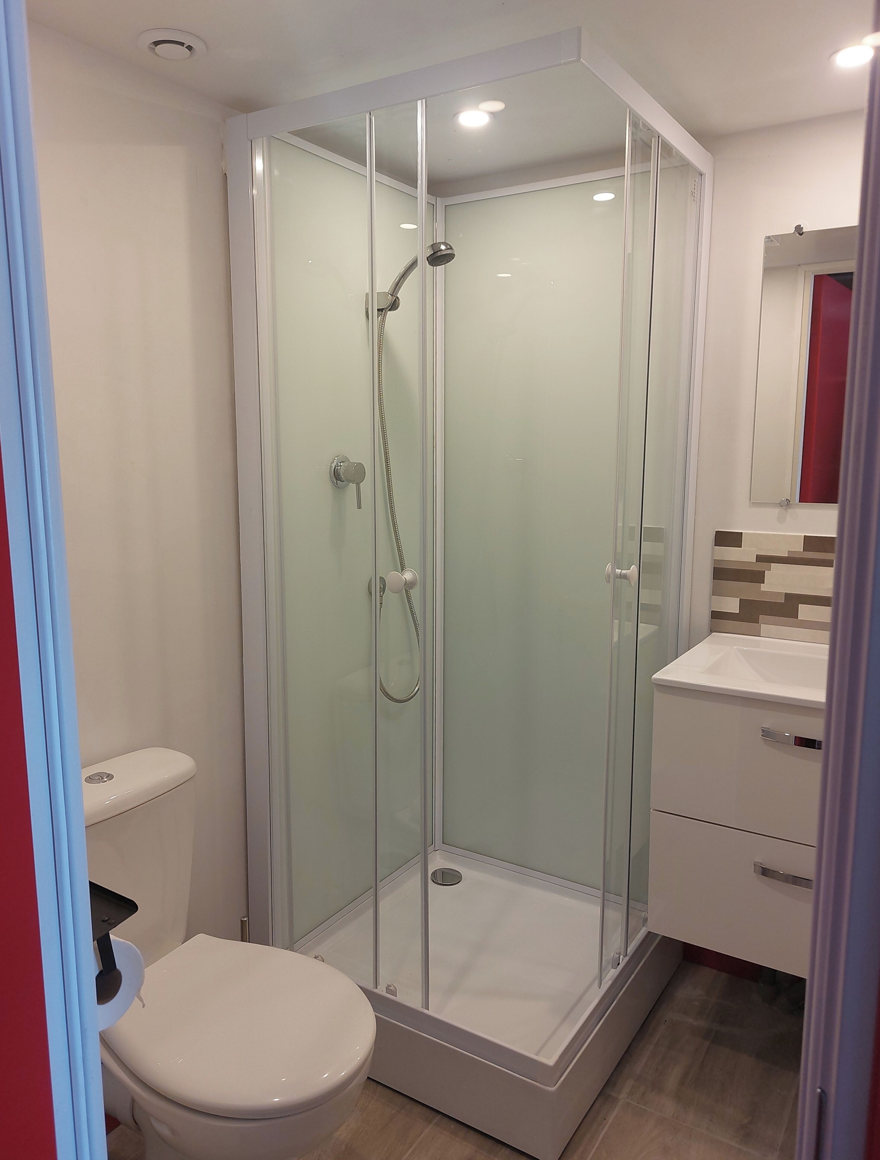 Dusche, Haartrockner, Handtücher, Seife