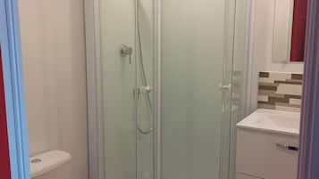 Dusche, Haartrockner, Handtücher, Seife