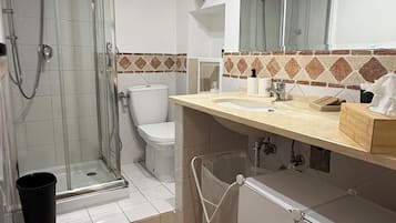 Doccia, asciugacapelli, asciugamani, sapone