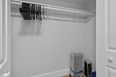 Cozy 1BR Condo, Near NYC Mall & MetLife