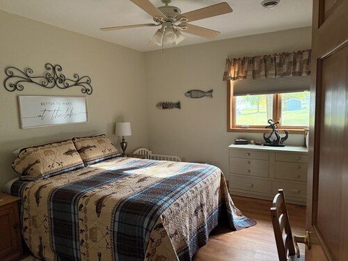 Cozy 2-bedroom Lakehouse on quiet Clear Lake near Watkins, MN.